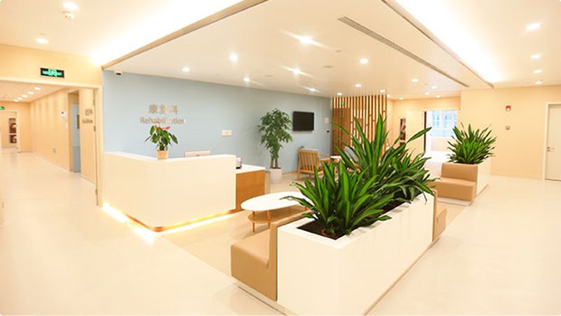 在选择养老公寓时，除了关注价格，还应注意以下几个方面：