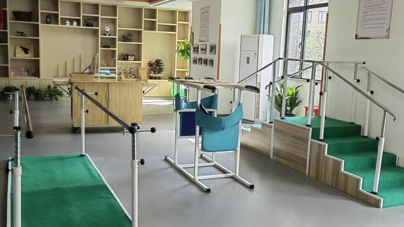 医院护工日结工资突破三百元，这个行业正在经历什么